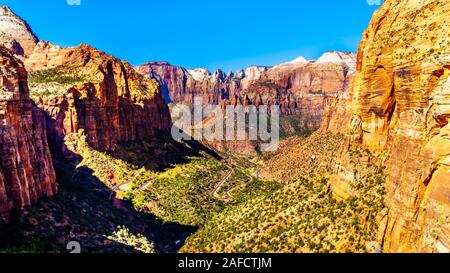 Zion Canyon, mit dem Zion-Mount Carmel Highway auf dem Boden des Canyons, gesehen von der Oberseite des Canyon Trail Übersehen im Zion National Park, UT, USA Stockfoto