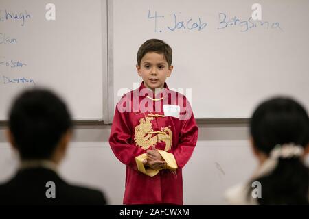 Houston, USA. 14 Dez, 2019. Cannon Austin, 10, nimmt teil an der Chinesischen Erwägungsgrund Wettbewerb in Dallas, USA, am 14.Dezember, 2019. Mehr als 170 lokale amerikanische Studenten nahmen an der Chinesischen Erwägungsgrund Wettbewerb in Dallas Samstag. Credit: Dan Tian/Xinhua/Alamy leben Nachrichten Stockfoto