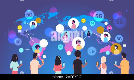 Menschen mit Smartphones 5 G online drahtloses System Verbindung globaler Kommunikation Konzept mix Rennen Männer Frauen chatten World Map Hintergrund portrait horizontale Vektor illustration Stock Vektor