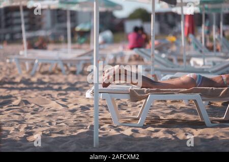 Ältere Menschen, zum Sonnenbaden am Strand während Ihrer Sommerferien Stockfoto