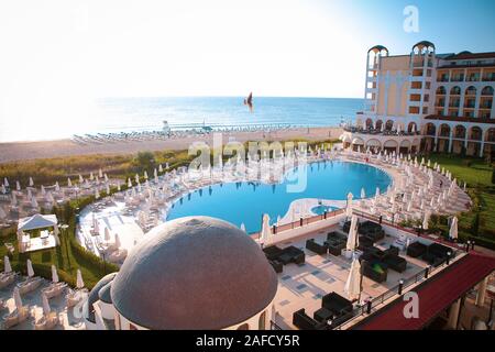 OBZOR, Bulgarien - 18. August 2019: Meerblick, Pool und Terrassen der Riu Helios Hotel in Obzor Beach Resort, Bulgarien, an einem sonnigen Sommermorgen. Stockfoto