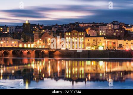 Old Bideford Bridge nachts mit den Lichtern, die im Fluss Torridge, North Devon, South West reflektiert werden Stockfoto