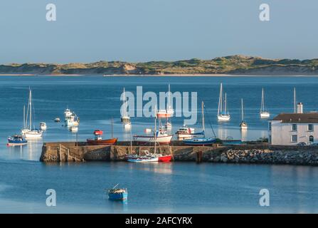 Instow North Devon, mit Yachten und Booten, die in Richtung Crow Point und Sanddünen in der Ferne blicken Stockfoto