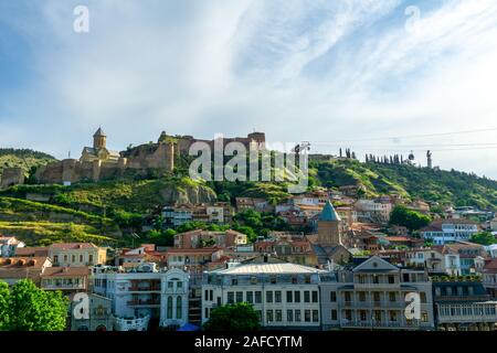 Tiflis, Georgien, 3. Juni 2019: Historische Altstadt von Tiflis und alten Burg auf dem Hügel Stockfoto