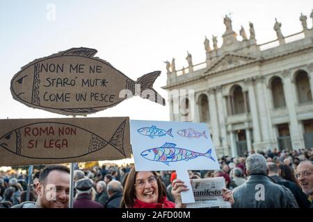 Demonstration in Rom, Italien, 14-12-2019, der Bewegung der "ardines'. In Bologna, Italien als Reaktion auf Souveränität", zu anti-Einwanderungspolitik und auf die verbale Aggression von Parteien wie der Liga der Matteo Salvini und die Brüder Italiens, Giorgia Meloni geboren. Stockfoto