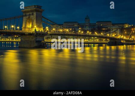 Auch europäische Reise Lage bekannt. Schöne Nacht Stadtbild Panorama mit herrlichem beleuchteter Kettenbrücke und die Budaer Burg in der Morgendämmerung, Budapest, Hing Stockfoto