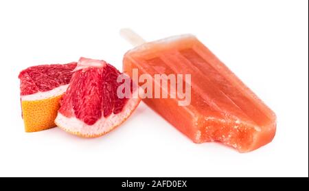 Teil der hausgemachten Grapefruit Eis am Stiel isoliert auf weißem Hintergrund (selektive Fokus) Stockfoto