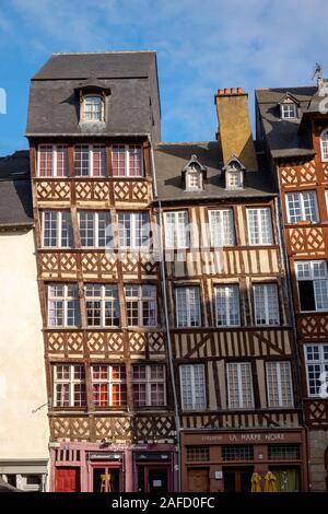 Reihe von hohen, schmalen und verwinkelten mittelalterlichen Häusern, Place Du Champ Jacquet, Rennes, Bretagne, Frankreich, Europa