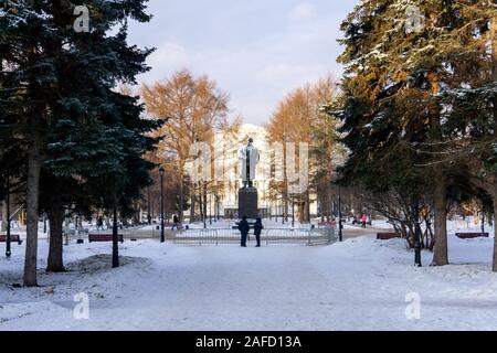 Perm, Russland - Dezember 14, 2019: Monument für Wladimir Lenin auf dem Platz in der Nähe des Theater für Oper und Ballett Stockfoto