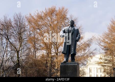 Perm, Russland - Dezember 14, 2019: Schnee bedeckt Denkmal für Wladimir Lenin im Park vor dem Hintergrund der Winter Bäume Stockfoto