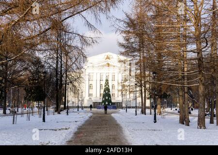 Perm, Russland - Dezember 14, 2019: künstlicher Weihnachtsbaum im Park in der Nähe der Oper in der Innenstadt Stockfoto