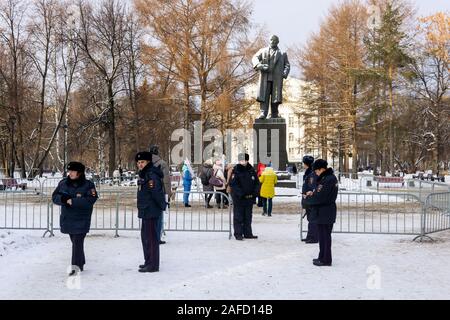 Perm, Russland - Dezember 14, 2019: Polizei Kontrolle die Teilnehmer des genehmigten Kundgebung am Denkmal Lenin im Park Stockfoto