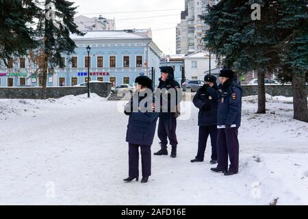 Perm, Russland - Dezember 14, 2019: Polizisten um in einem Winter Park halten Stockfoto