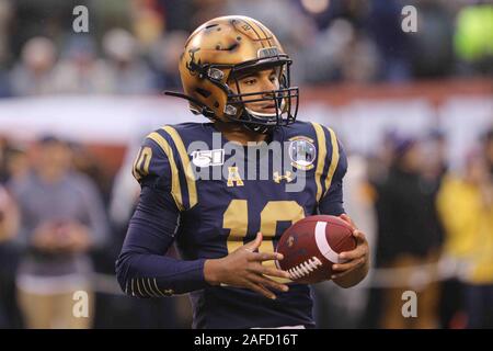 Philadelphia, Pennsylvania, USA. 14 Dez, 2019. Marine quarterback MALCOLM PERRY (10) zählt einen Touchdown, während die 120 army Navy Spiel Samstag, DEZ. 14, 2019, am Lincoln Financial Field in Philadelphia, PA. Credit: Saquan Stimpson/ZUMA Draht/Alamy leben Nachrichten Stockfoto