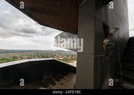 Ein enthülltes, gebrochenes Elektrikpaneel auf dem Denkmal in der simbabwischen Nationalhelden-Acre in Harare, der Hauptstadt des Landes, dient als Zeichen für die Situation des Landes und seine finanziellen Probleme. Die Stadt Harare ist im Hintergrund zu sehen. Novmeber 2019. Stockfoto