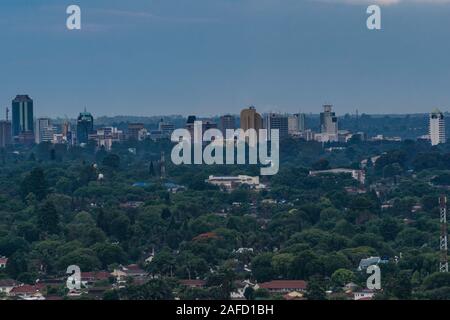 Simbabwe. Die Stadt Harare, die Hauptstadt des Landes, aus der Heroes Acre gesehen, das offizielle Denkmal für den Unabhängigkeitskrieg des Landes und seine Helden. Im unteren Teil des Bildes ist das berühmte "Blaue Haus" des ehemaligen Präsidenten Robert Mugabe zu sehen. Stockfoto