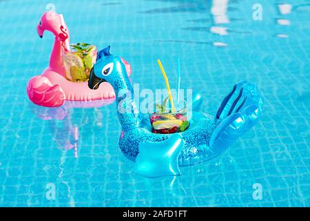 Frischen cocktail Mojito auf aufblasbaren Spielzeug am Pool. Ferienhäuser Konzept. Stockfoto