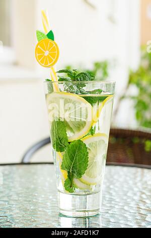 Kühlen erfrischenden mojito Cocktail mit Zitrone und Minze. Stockfoto