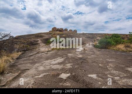 "Weltanschauung", Matobo Hills National Park, Simbabwe. Der Ort ist bekannt für seine 360-Grad-atemberaubende Sicht und die berühmten Balancierfelsen, die der Grund waren, warum sich der Entdecker und Magnat Cecil Rhodes dafür entschieden hat, dort begraben zu werden. Stockfoto