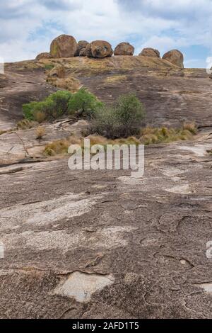 "Weltanschauung", Matobo Hills National Park, Simbabwe. Der Ort ist bekannt für seine 360-Grad-atemberaubende Sicht und die berühmten Balancierfelsen, die der Grund waren, warum sich der Entdecker und Magnat Cecil Rhodes dafür entschieden hat, dort begraben zu werden. Stockfoto