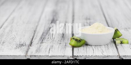 Kiwi (detaillierte Nahaufnahme) auf einem vintage Holz- Hintergrund Stockfoto