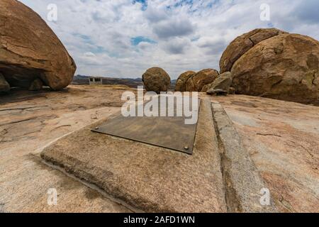 Matobo Hills (früher Matopos) National Park, Simbabwe. Das Grab von Cecil Rhodes in "World's View". Das Denkmal der "Verlorenen Patrouille" von Kapitän Alan Wilson aus dem Matabele-Krieg von 1893 kann im Hintergrund gesehen werden. Stockfoto