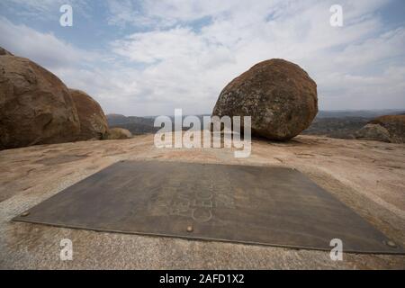 Matobo Hills (früher Matopos) National Park, Simbabwe. Das Grab von Cecil Rhodes in "World's View". Stockfoto