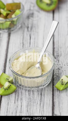 Kiwi (detaillierte Nahaufnahme) auf einem vintage Holz- Hintergrund Stockfoto