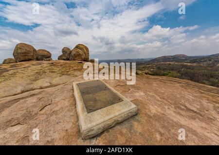 Matobo Hills (ehemals Matopos) National Park, Simbabwe. Das Grab eines der Helfer von Cecil Rhodes in „World's View“, einem Hügel, der über dem Park thront. Stockfoto