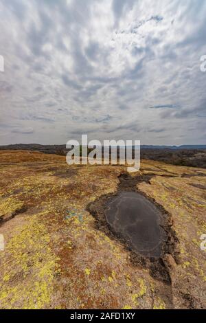 "Weltanschauung", Matobo Hills National Park, Simbabwe. Der Ort ist bekannt für seine 360-Grad-atemberaubende Sicht und die berühmten Balancierfelsen, die der Grund waren, warum sich der Entdecker und Magnat Cecil Rhodes dafür entschieden hat, dort begraben zu werden. Stockfoto