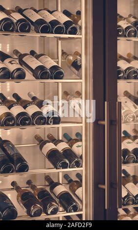 Moskau, Russland-Dez 2019: Stimmung geschossen von Grand rote und weiße Weine in einem Regal im Restaurant. Stockfoto