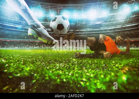 In der Nähe eines Fußball-action Szene mit konkurrierenden Fußball-Spieler im Stadion während einer Nacht überein Stockfoto