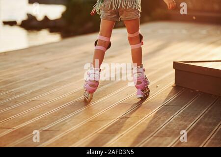 Partikelfilter anzeigen. Kind reiten auf ihren Rollschuhen. Unglaublich Sonnenlicht Stockfoto