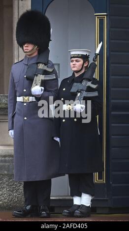 PA RÜCKBLICK AUF DAS JAHR 2019 Datei pphoto vom 25/11/19 Der ein Seemann (rechts) von der Royal Navy, die Durchführung der Wachwechsel Zeremonie im Buckingham Palace, London, zum zweiten Mal in seiner 357-jährigen Geschichte. Stockfoto