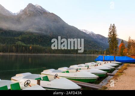 Schöne Herbstfarben in der Sonnenaufgang am Hintersee in Bayern Alpen in Deutschland Stockfoto