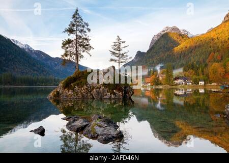 Schöne Herbstfarben in der Sonnenaufgang am Hintersee in Bayern Alpen in Deutschland Stockfoto