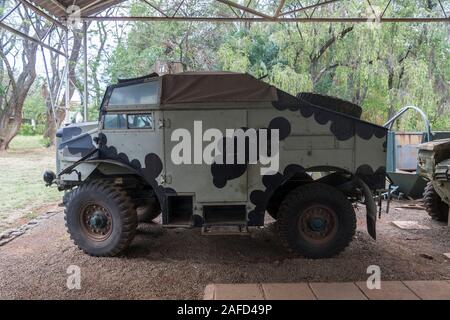 Gweru, Simbabwe. Das Militärmuseum. Ein rhodesischer Atrillerie-Zugwagen aus dem 'Bush-Krieg'-Zeitalter der 1970er Jahre Stockfoto