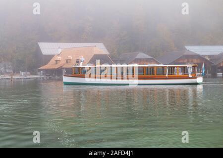 Konigssee See (Konigsee) bei Nebel, St. Bartholoma Kirche den Hintergrund Watzmann in den Bergen, in der Nähe der deutsch-österreichischen Grenze, Berchtesgaden N Stockfoto