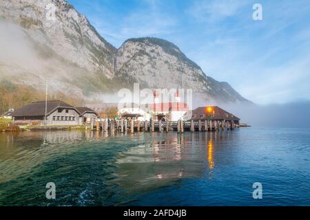Konigssee See (Konigsee) bei Nebel, St. Bartholoma Kirche den Hintergrund Watzmann in den Bergen, in der Nähe der deutsch-österreichischen Grenze, Berchtesgaden N Stockfoto