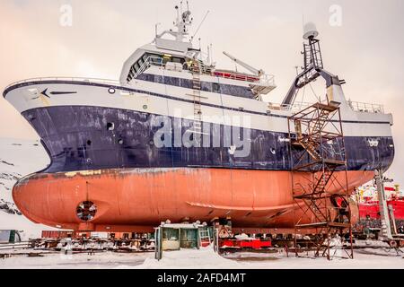 Angeln Schiffe Rümpfe in der Werft auf Wartung im Winter, der Hafen von Nuuk, Grönland Stockfoto