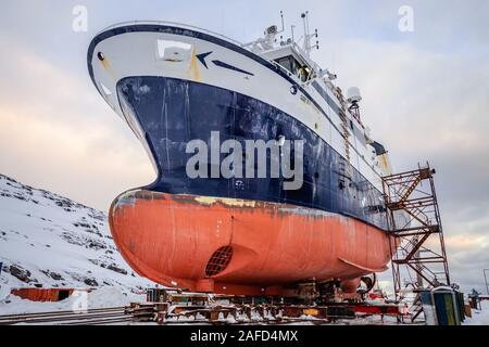 Angeln Schiffe Rümpfe in einer Werft für die Wartung im Winter, der Hafen von Nuuk, Grönland Stockfoto