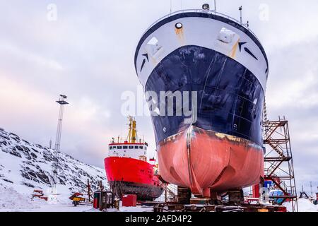Angeln Schiffe Rümpfe in der Werft auf Wartung im Winter, der Hafen von Nuuk, Grönland Stockfoto