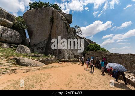 Das Hill Fort, Die Ruinen Von Great Zimbabwe, Masvingo, Simbabwe. Eine Gruppe von Schulkindern auf einer Reise zu den Ruinen, die zum UNESCO-Weltkulturerbe gehören. Die Ruinen sind die Überreste der größten befestigten Stadt im südlichen Afrika Stockfoto