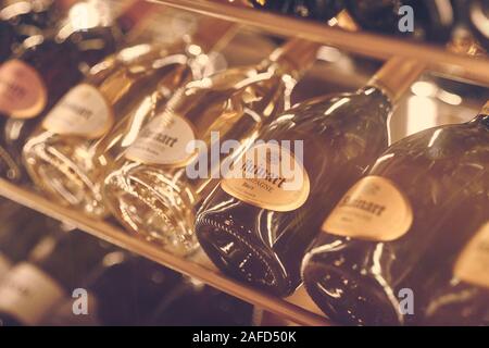 Paris, Frankreich - Dez 2019: Stimmung geschossen von Ruinart Blanc de Blancs Brut Champagner Weine in einem Regal im Restaurant. In der Nähe der Weinflaschen. Stockfoto