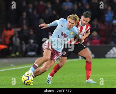 SHEFFIELD, England. Oktober 21 Jack Grealish (Aston Villa) hält den weg von einer Herausforderung von George Baldock (Sheffield United) während der Englischen Premier Leagu Stockfoto