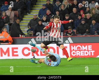 SHEFFIELD, England. Am 21. Oktober John Fleck (Sheffield United) springt über einen gefallenen Frederic Guilbert (Aston Villa) während der Englischen Premier League match Stockfoto
