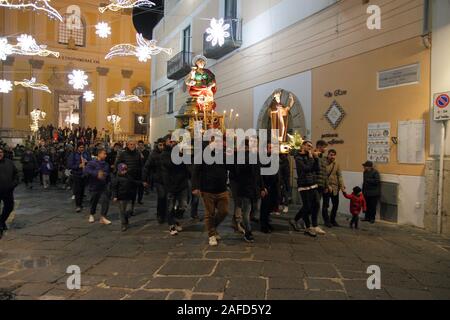 Religiöse Prozession durch die Straßen der Innenstadt von den Statuen von Saint Lucia und Saint Agnello auf die Schulter von den Gläubigen durchgeführt Stockfoto