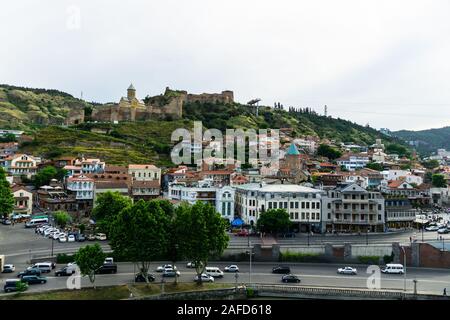 Tiflis, Georgien, 3. Juni 2019: Historische Altstadt von Tiflis und alten Burg auf dem Hügel Stockfoto