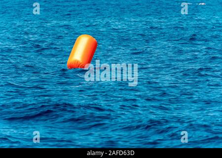 Eine große orange Aufblasbarer signal Boje schwimmende im Mittelmeer Stockfoto