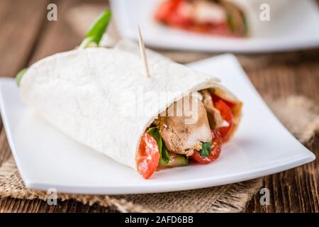 Hausgemachte Chicken Wrap (Nahaufnahme) auf vintage Hintergrund (selektive Fokus) Stockfoto